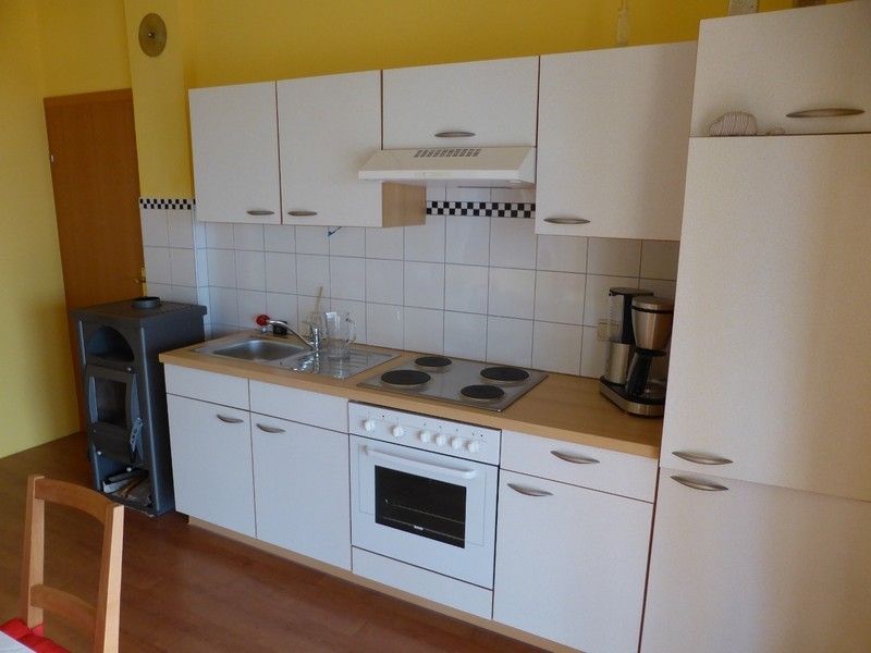 Kuchnia z kuchenką i szafkami w zabudowie