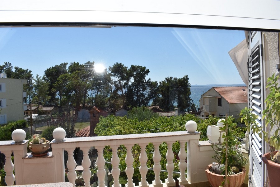 Balkon z widokiem na morze w Zadarze Diklo
