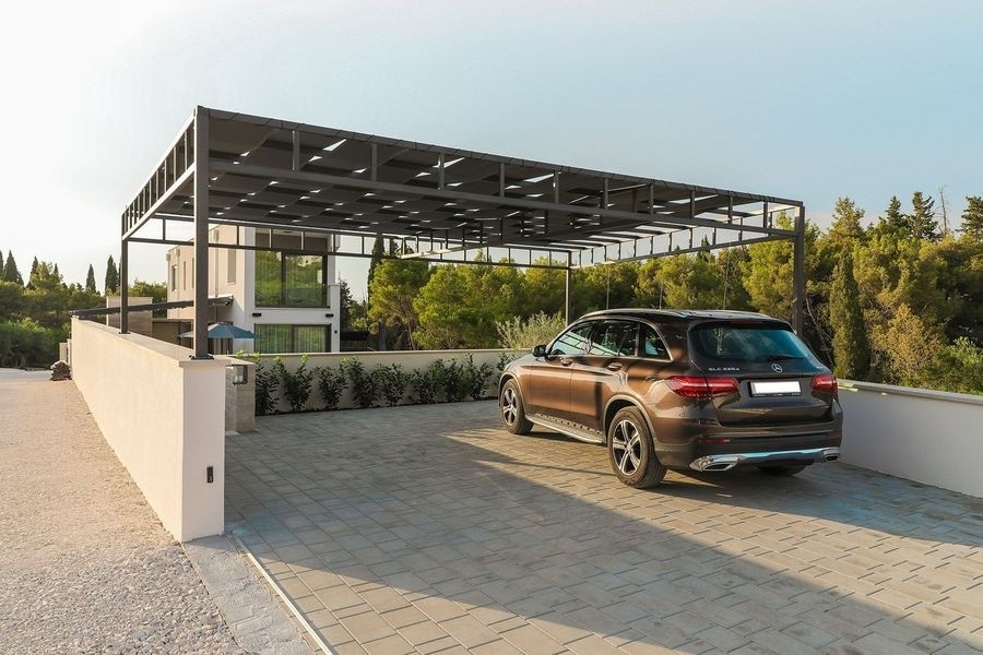 Zadaszone miejsca parkingowe przy willi