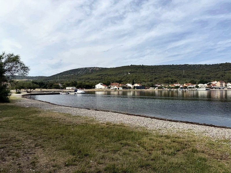 Plaża żwirowa na wodzie w pobliżu posiadłości w Chorwacji
