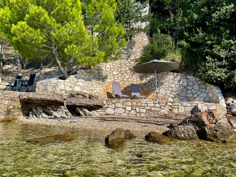 Tarasy z kamienia naturalnego na brzegu z miejscami do opalania