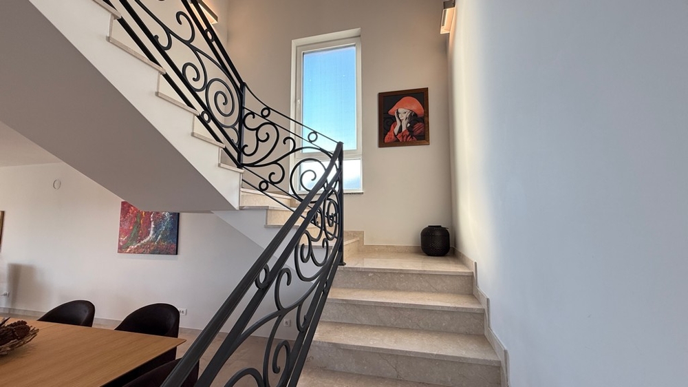 Schody wewnętrzne z elegancką balustradą