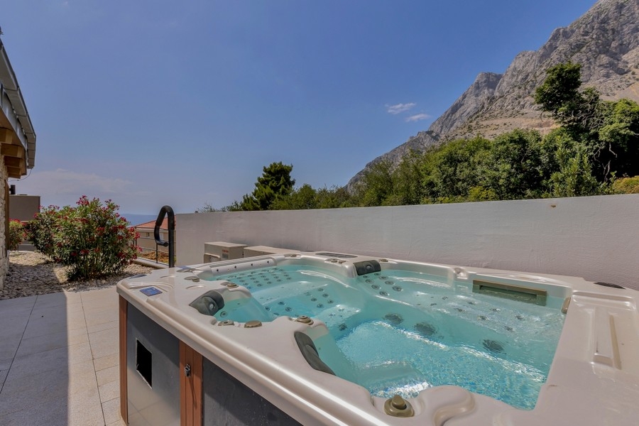 Jacuzzi na zewnątrz willi