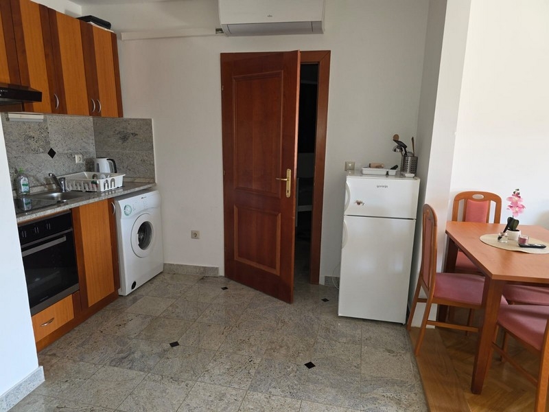 Kuchnia z piekarnikiem, pralką i lodówką