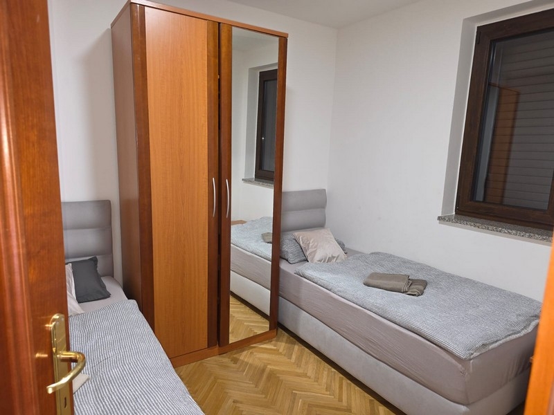 Sypialnia z dwoma pojedynczymi łóżkami i szafą