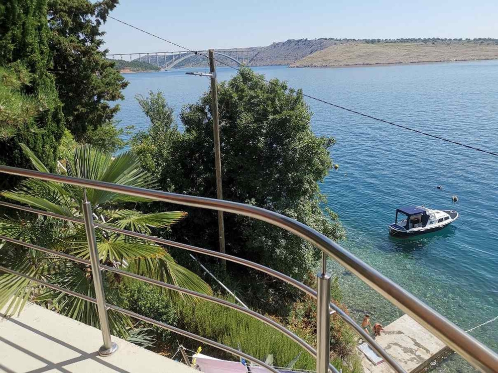 Widok z balkonu na morze i most Krk