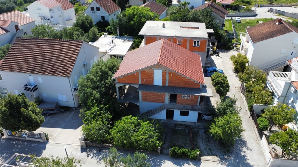 Widok na dzielnicę mieszkaniową Orebic w Chorwacji
