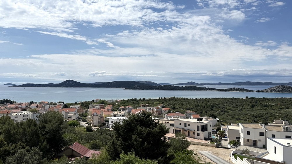 Panoramiczne widoki na morze i wyspy niedaleko Vodic