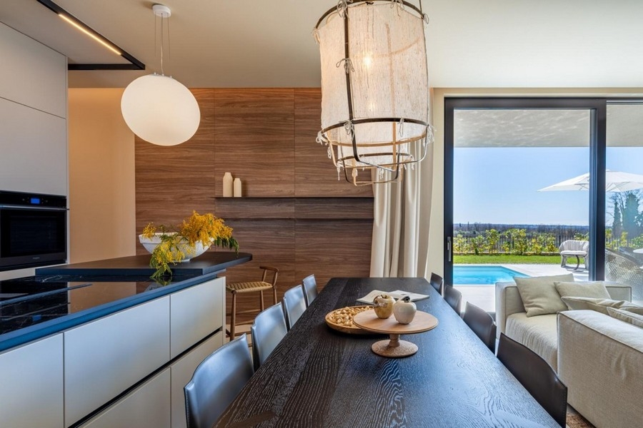 Kuchnia z wyspą kuchenną i widokiem przez szklany front
