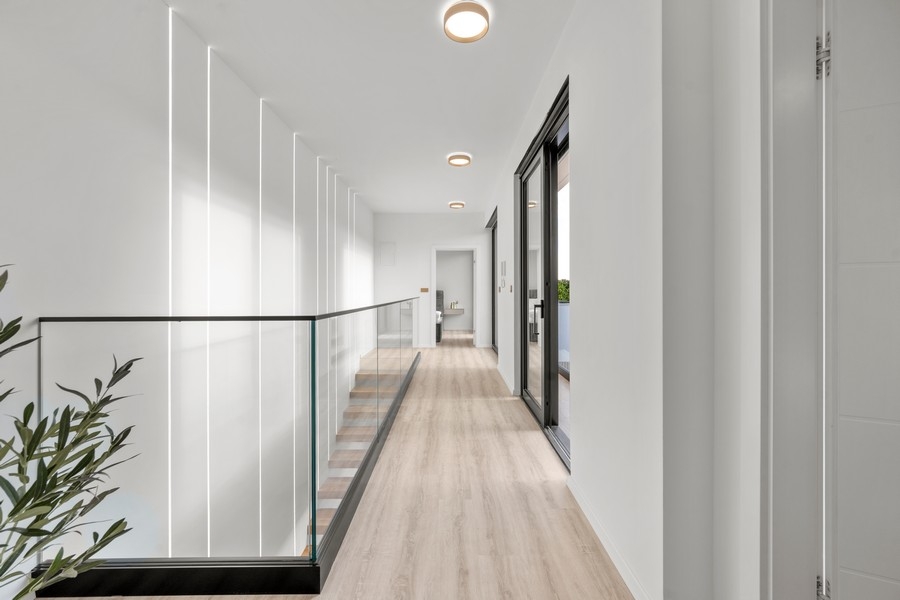Galeria na piętrze ze szklanymi balustradami