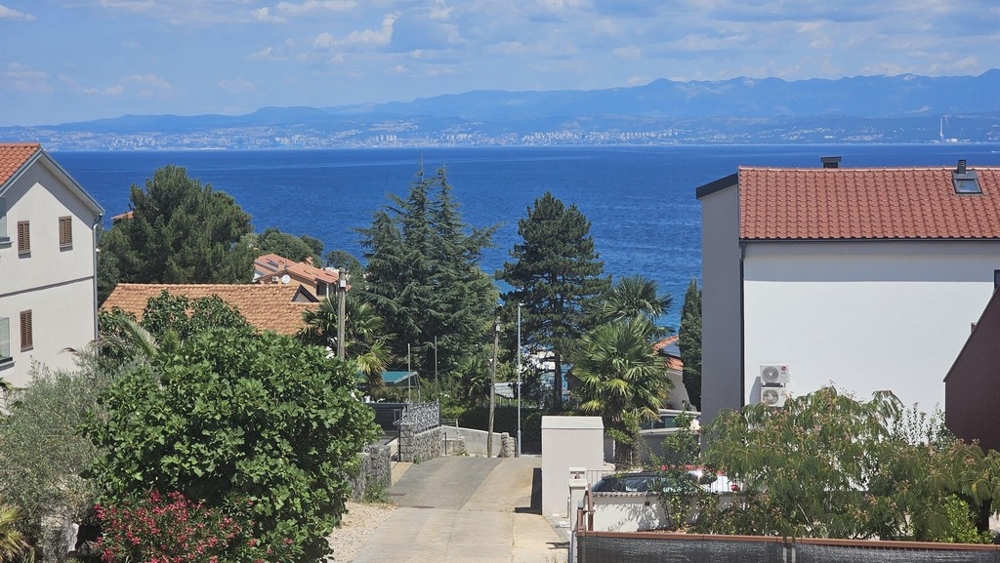 Widok na morze z posesji na Krk