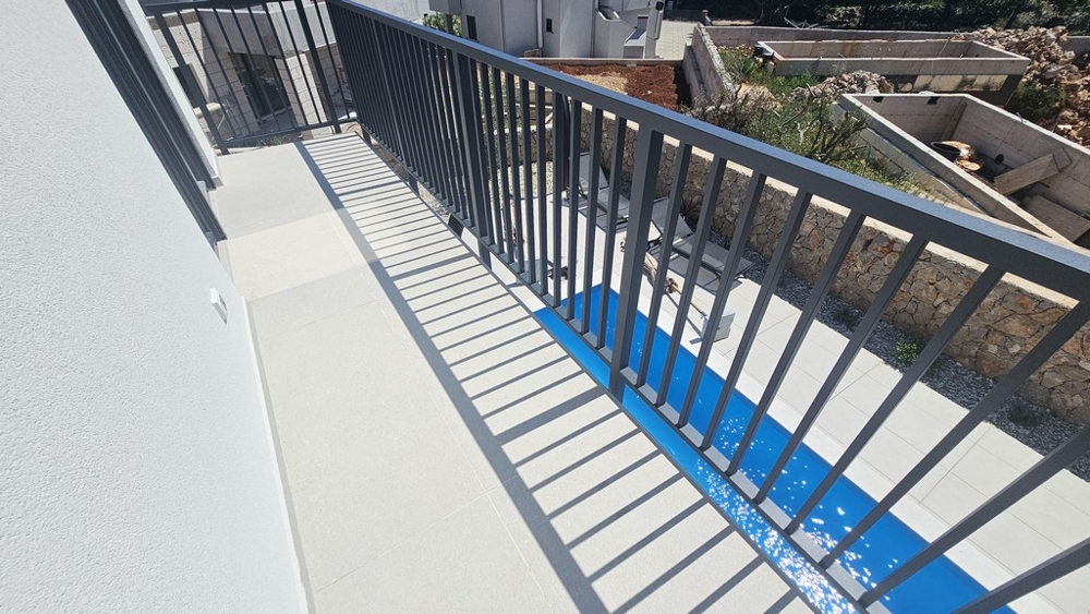 Balkon z widokiem na basen w Chorwacji
