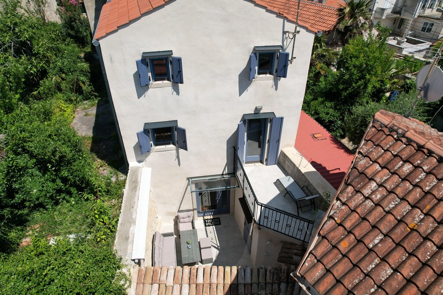 Widok z góry na taras i balkon kamiennego domu w Krk