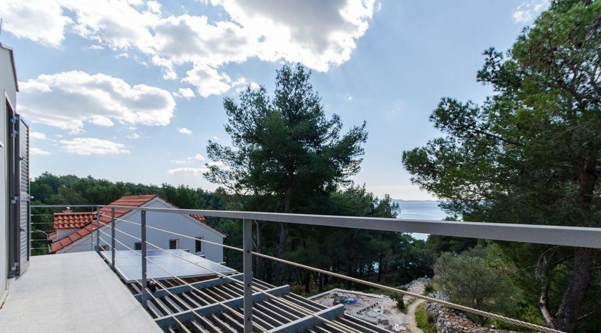 Balkon na poddaszu z widokiem na morze