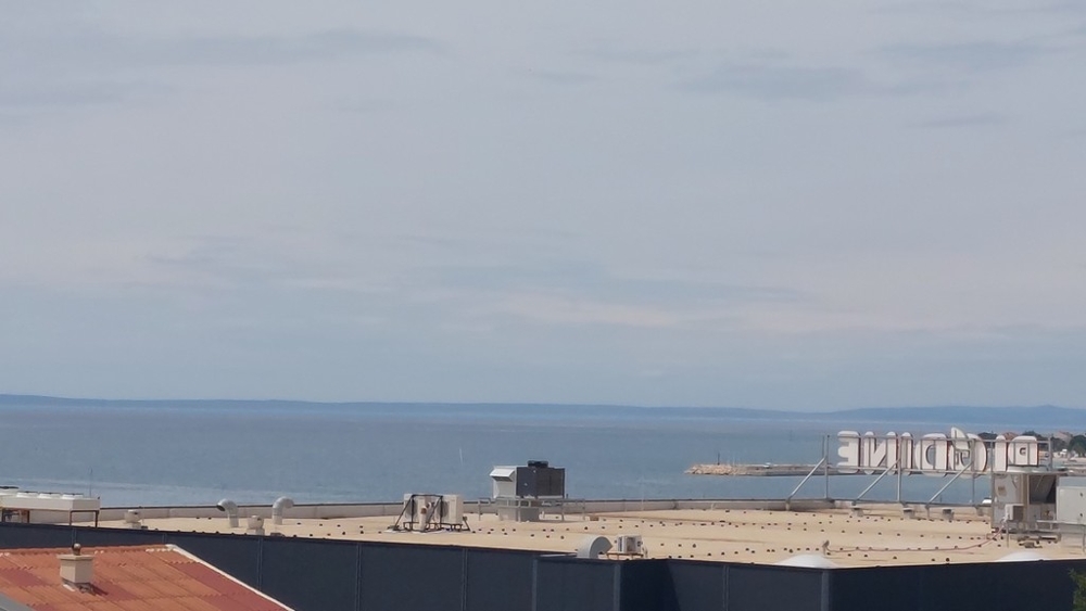 Widok na morze z domu w Novalji na wyspie Pag, H4086