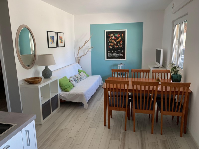 Część dzienna z jadalnią w jednym z apartamentów, dom H4090 Povlja