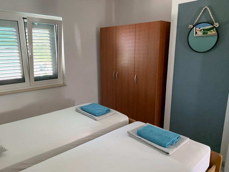 Sypialnia w jednym z sześciu apartamentów w domu H4090 na wyspie Brac