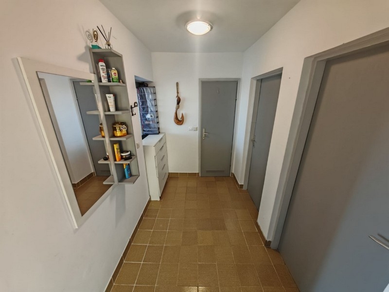 Przedpokój z dostępem do pokoi, dom Klenovica H4091
