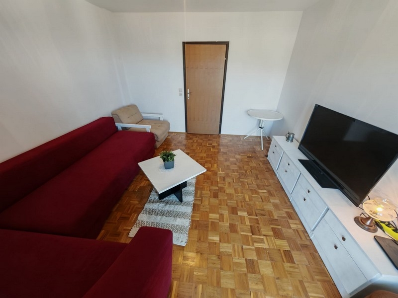 Pokój dzienny z sofą i telewizorem, kup dom Klenovica H4091