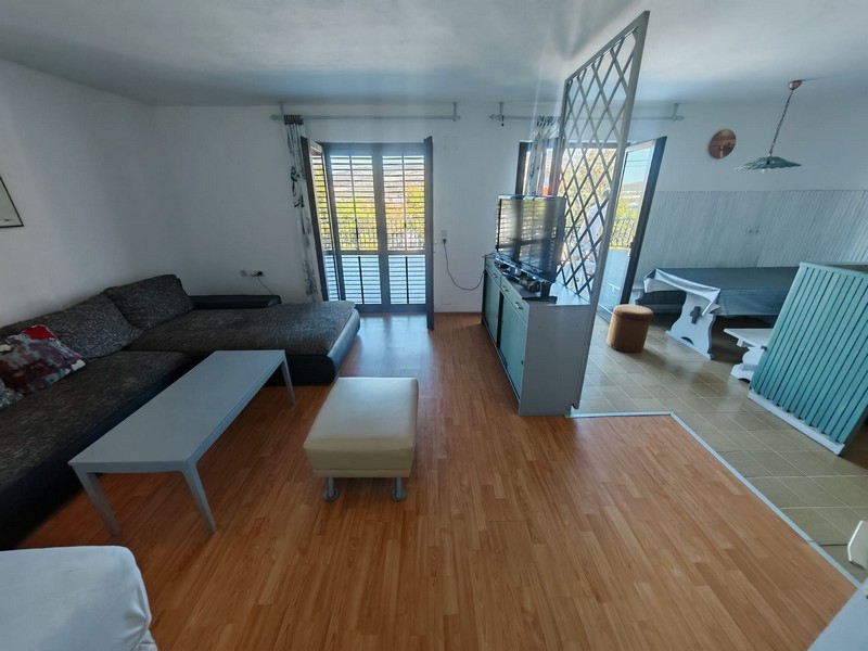 Pokój dzienny z wyjściem na taras, dom Klenovica H4091