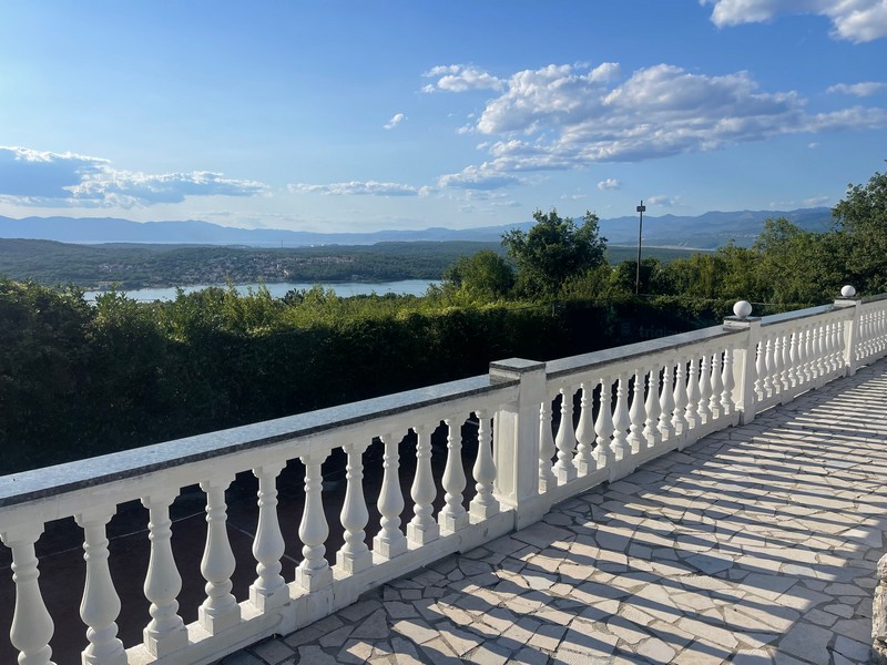 Taras z balustradą i widokiem na morze w pobliżu Dobrinja