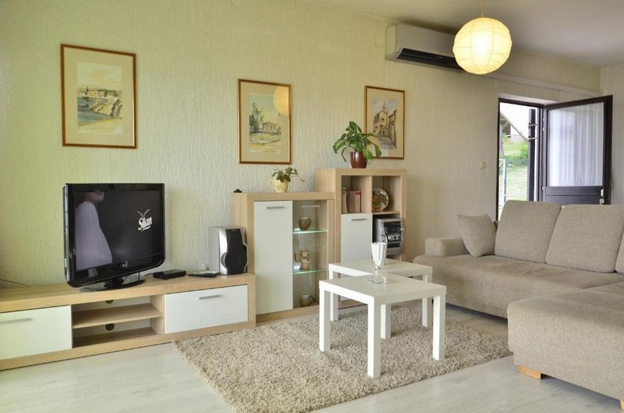 Umeblowany salon w apartamentowcu w Crikvenicy