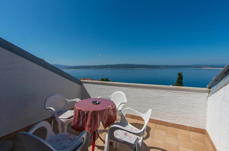 Taras z widokiem na morze w apartamentowym domu w Crikvenicy