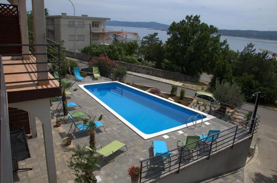 Basen w ogrodzie domu apartamentowego w Crikvenicy