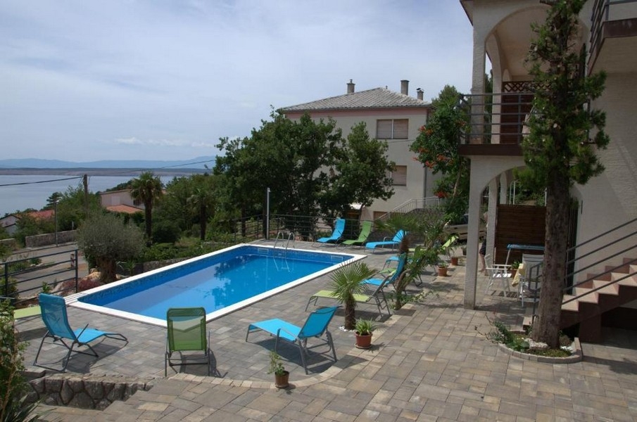 Fasada basenu i domu apartamentowego w Crikvenicy