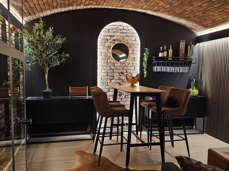 Bar ze stojakiem na wino w piwnicy willi
