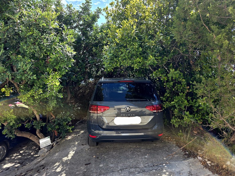 Parking przy domu w Podobucach