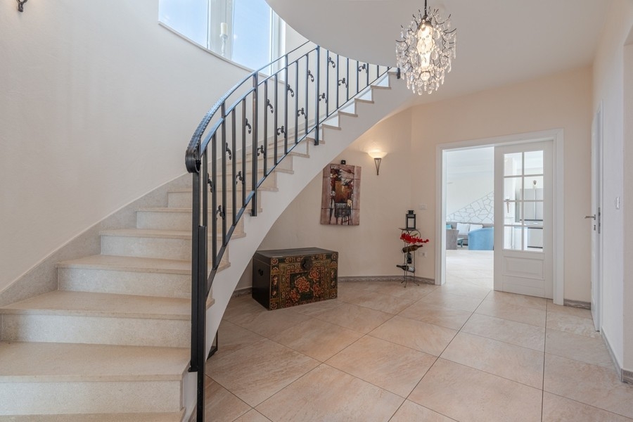 Schody wewnątrz willi niedaleko Poreca