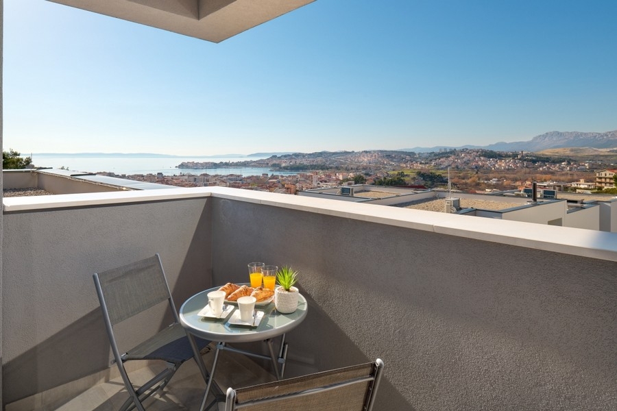 Balkon z widokiem na morze na Podstranę i Split