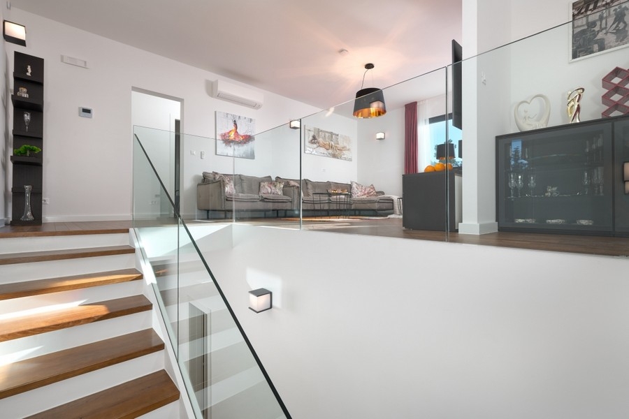 Część dzienna ze szklanymi balustradami i schodami