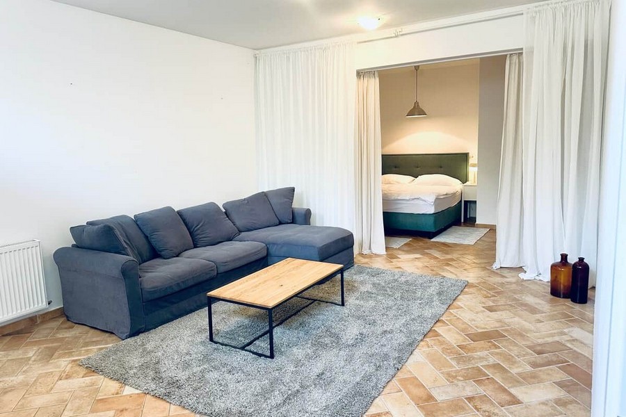 Część dzienna apartamentu z sofą