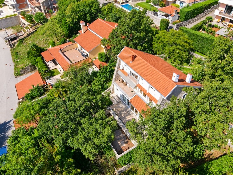 Widok z lotu ptaka na dom z ogrodem i okolicą