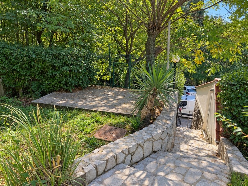 Ogród ze ścianami z kamienia naturalnego i podjazdem