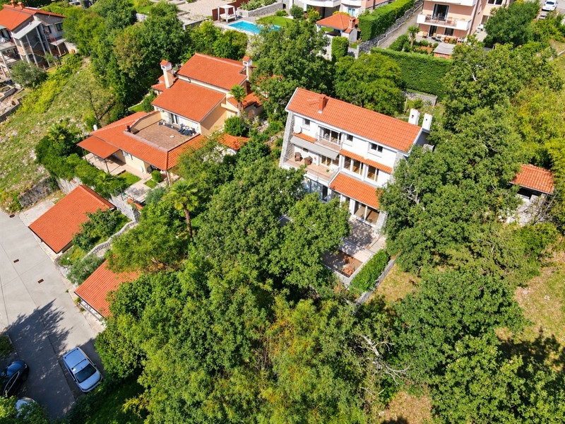 Widok z lotu ptaka na dom i posesję