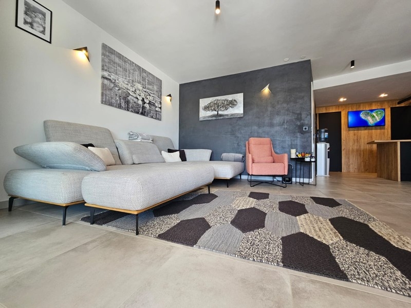 Pokój dzienny z dużą sofą