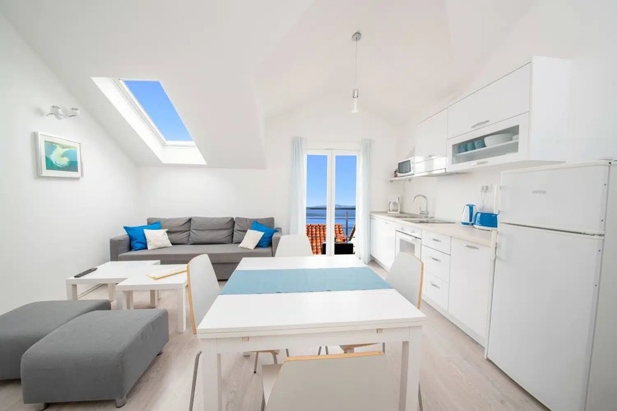 Otwarty salon z kuchnią i widokiem na balkon