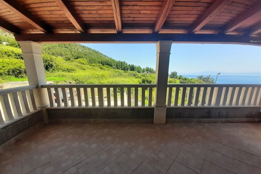 Zadaszone patio z widokiem na zatokę
