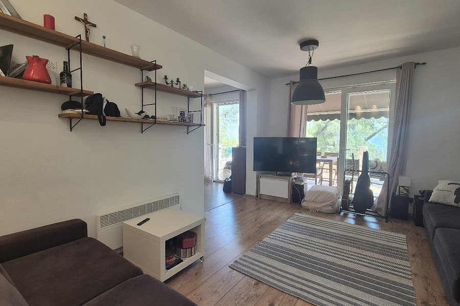 Pokój dzienny z wyjściem na balkon