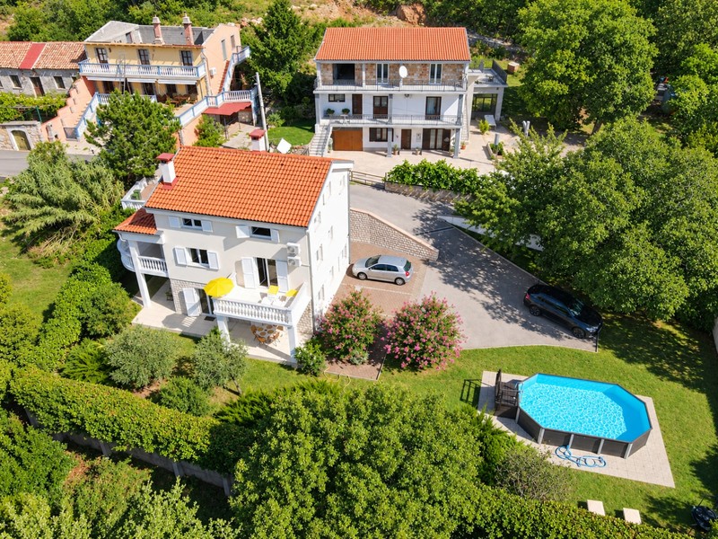 Dom z basenem i ogrodem z powietrza
