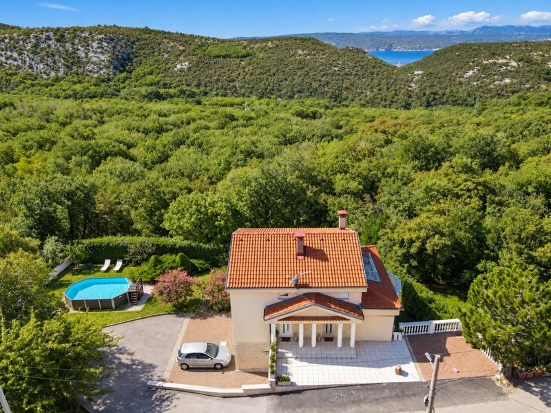 Dom na wsi z basenem, widok na las