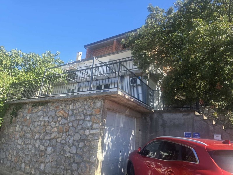Widok zewnętrzny z garażem