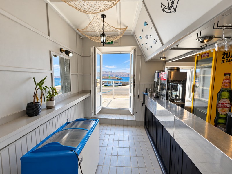 Sala lokalu z barem