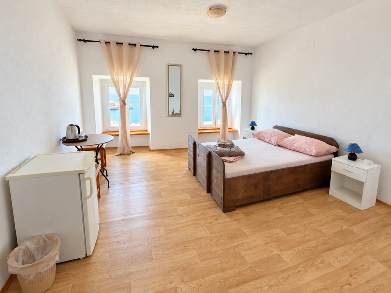 Jasna sypialnia z drewnianą podłogą