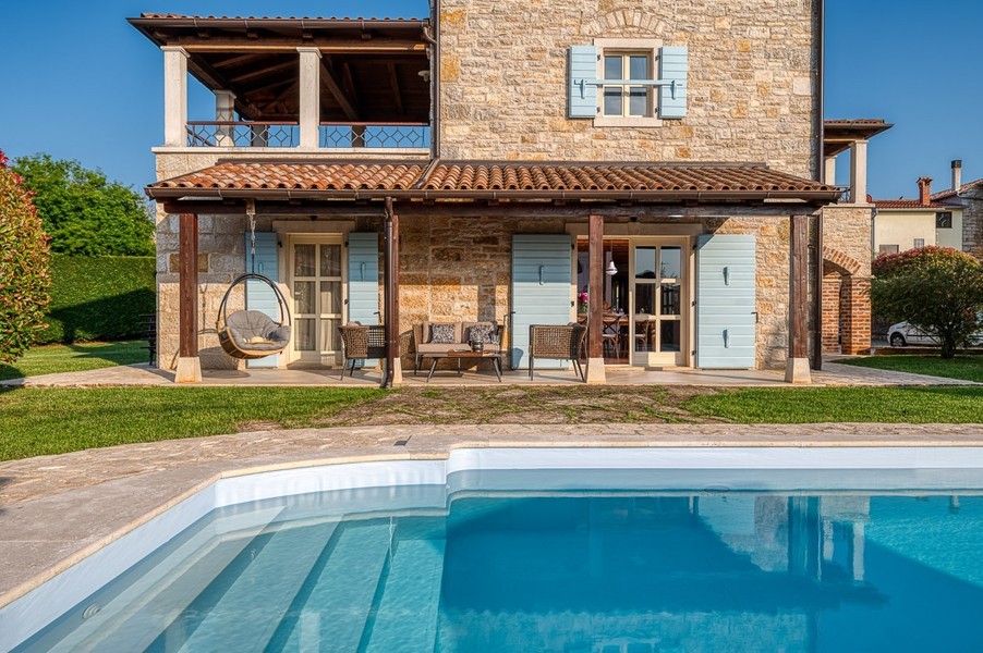 Kamienna willa z basenem i zadaszonym tarasem w Visnjan, Istria