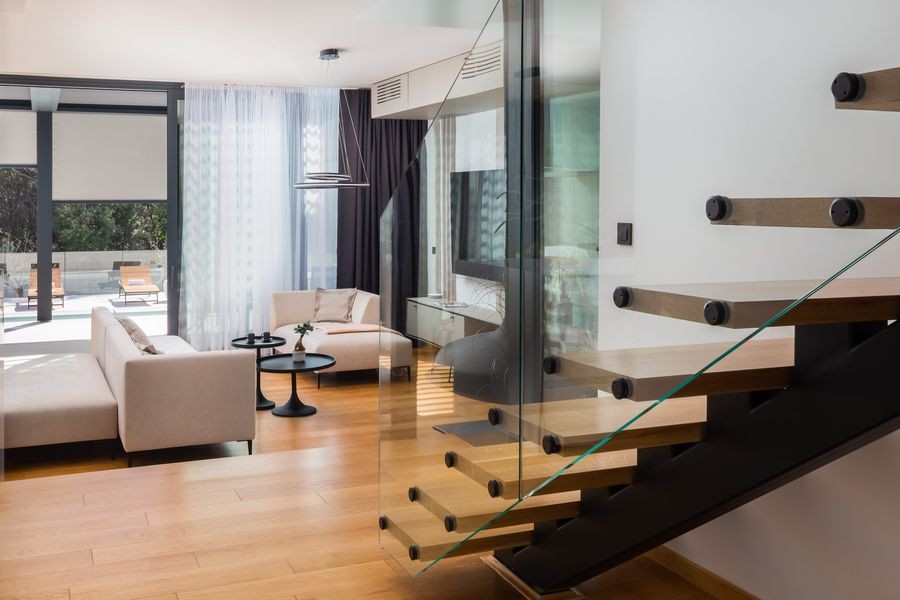 Pływające schody ze szklaną balustradą