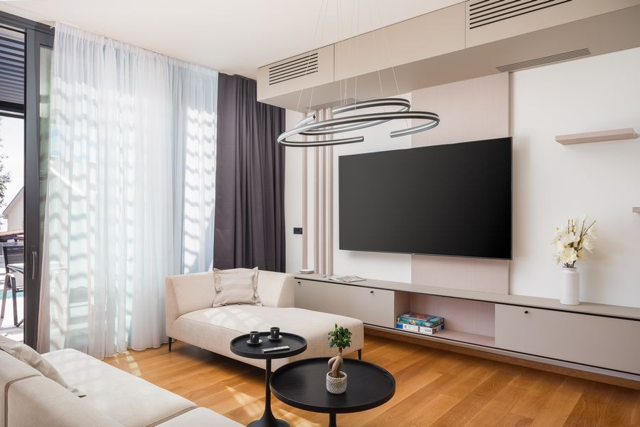Salon z telewizorem i lampą wiszącą